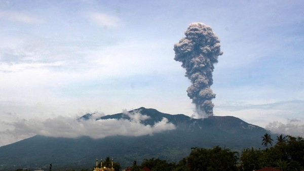 Ilustrasi erupsi Gunung Marapi, Sumbar (foto: ANTARA Foto/Al Fatah)